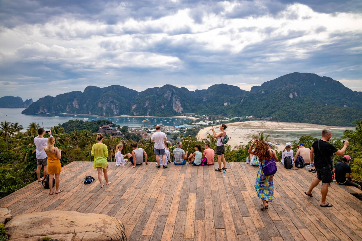 Une foule observe une montagne en thailande