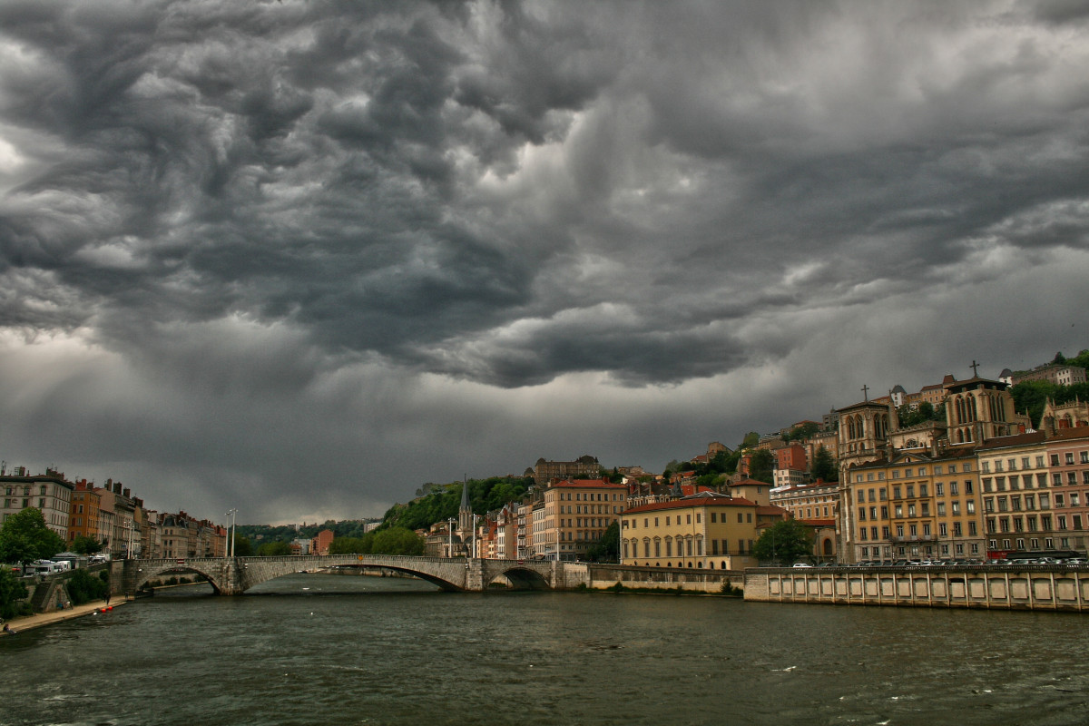 Village couverte par des nuages très gris