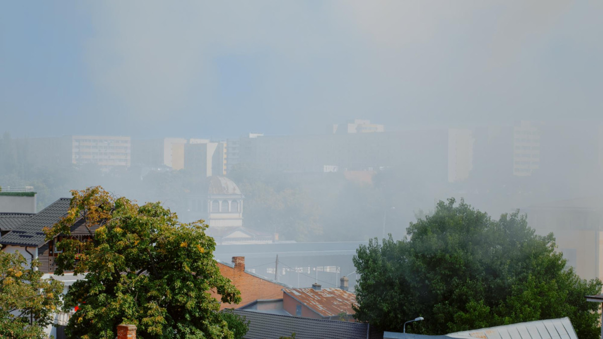 Ville avec brouillard de pollution