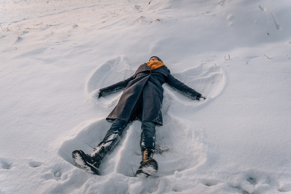 Une femme allongée dans la neige