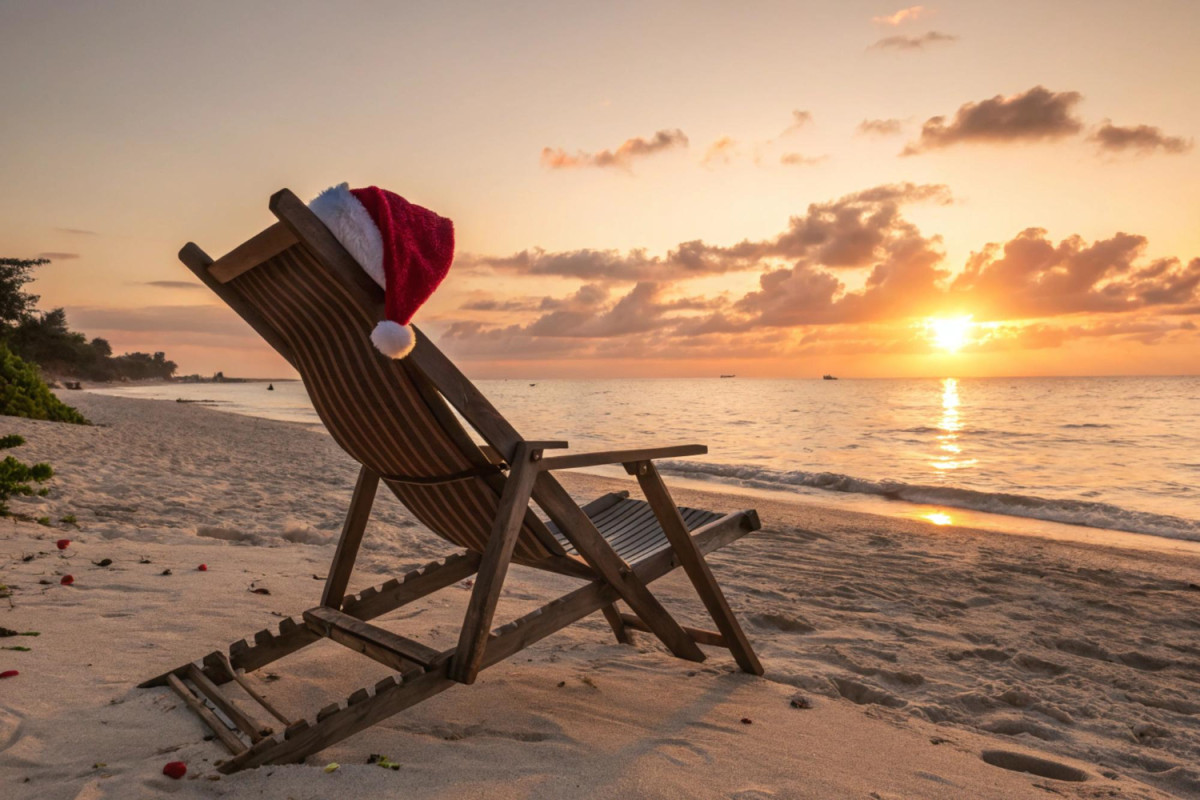 Un transat sur la plage avec un bonnet de père Noël
