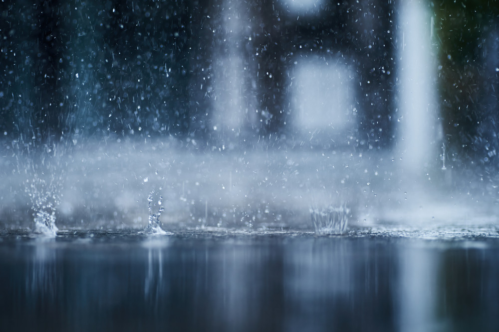 De la pluie tombe au sol