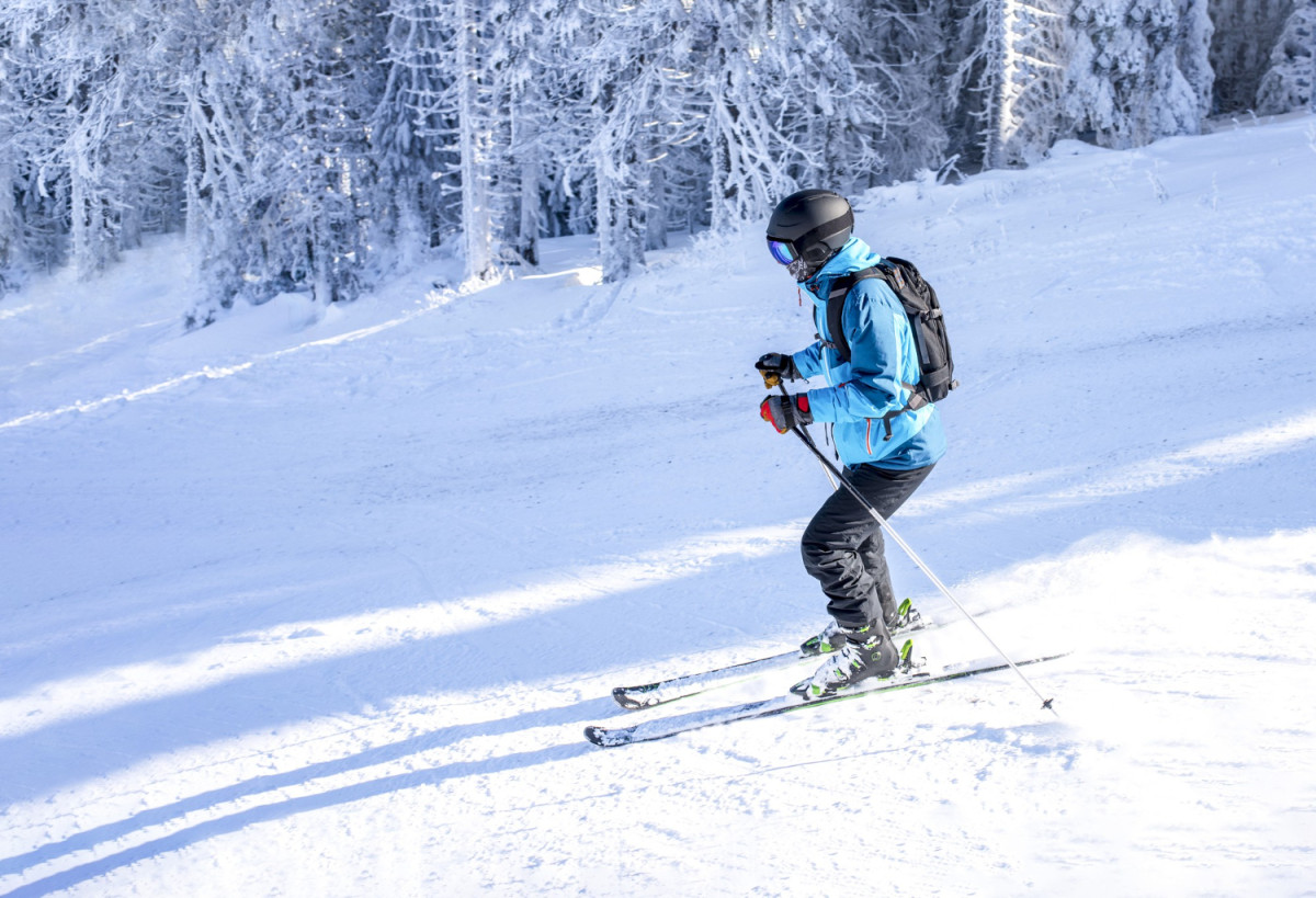 Un skieur descend une piste