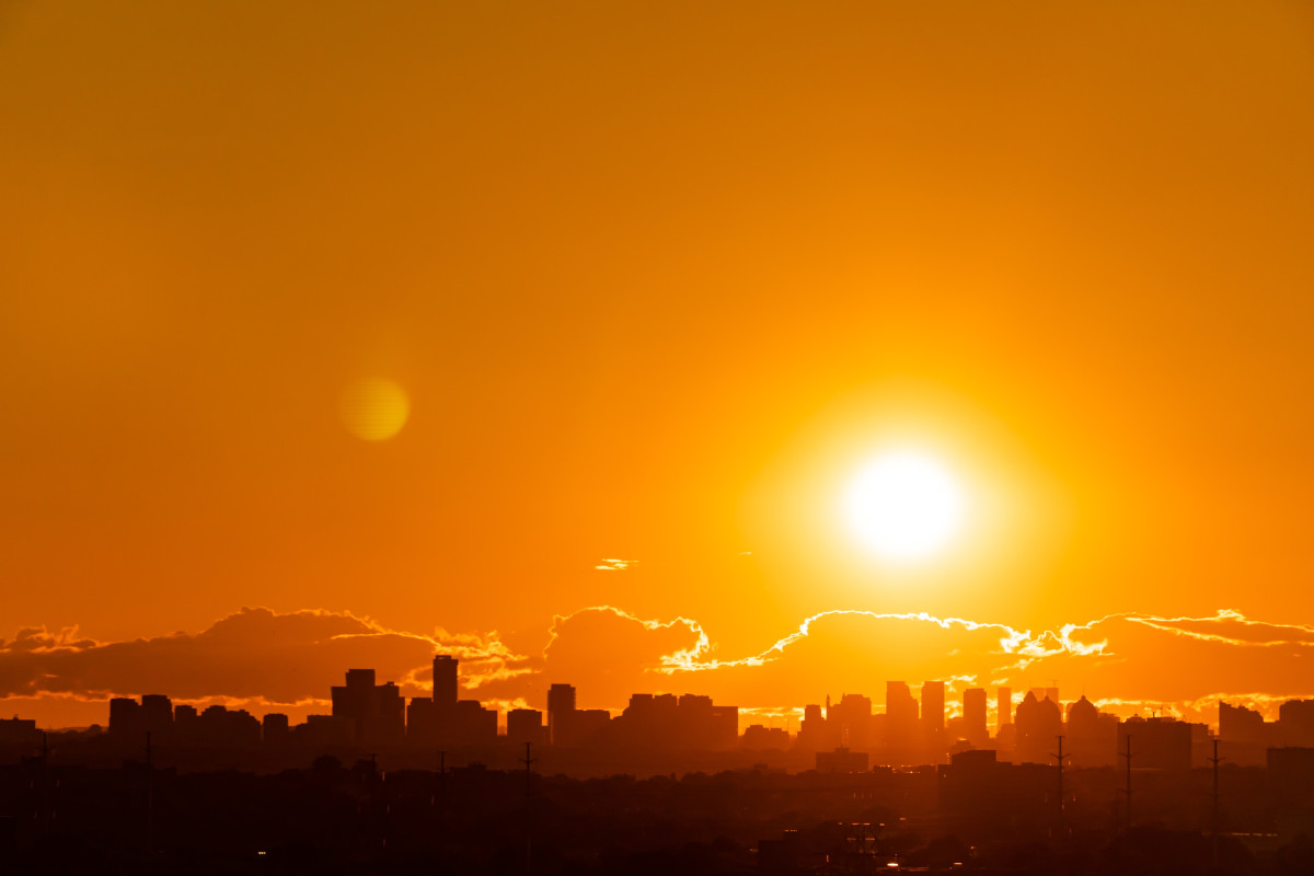 Soleil de plomb en ville