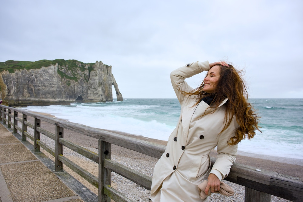 Une femme près des falaises d'Etretat