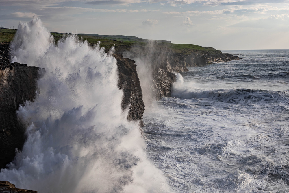 Vagues s'écrasant sur des falaises