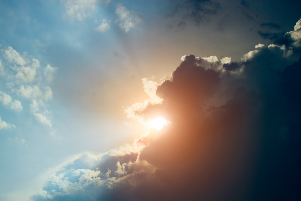 Le soleil perce à travers les nuages