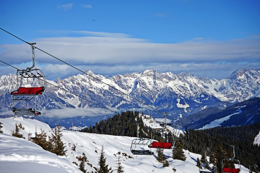 Télésiège avec vue sur la montagne