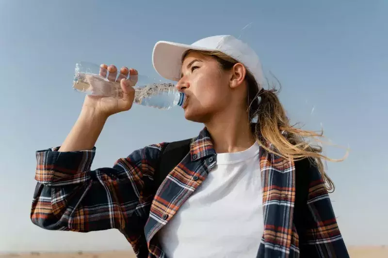 Femme en train de boire à la bouteille