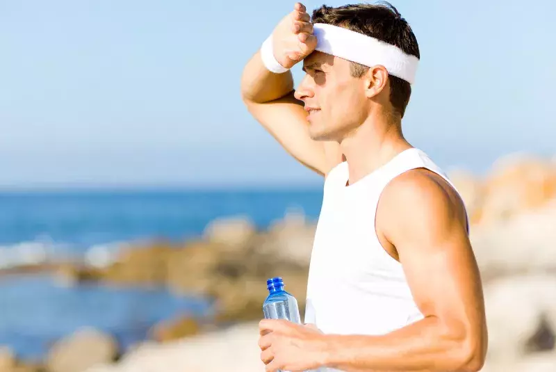 un homme fait du sport en pleine canicule