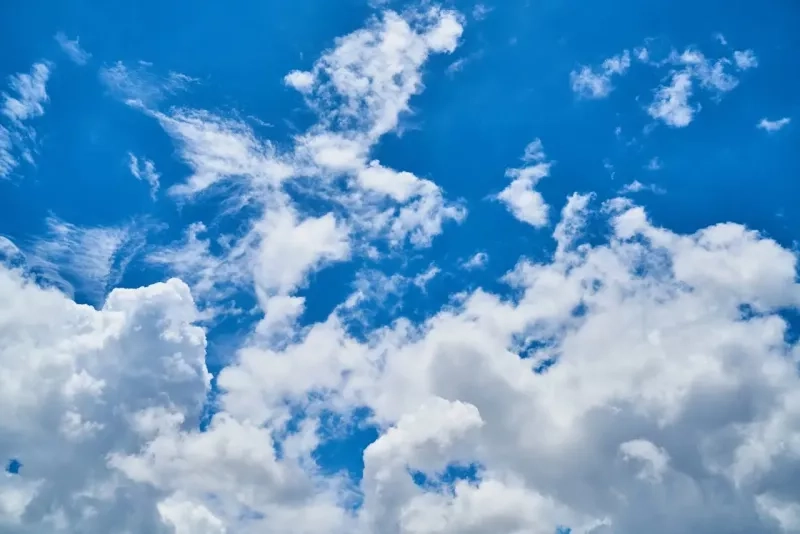 Ciel bleu avec quelques nuages