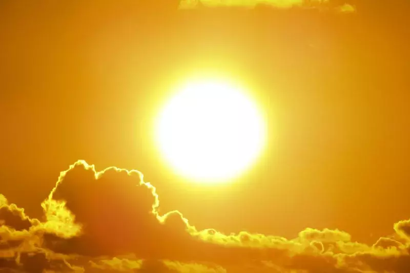 Soleil jaune avec nuages