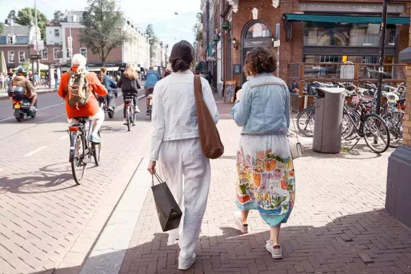 personnes qui se promènent en ville