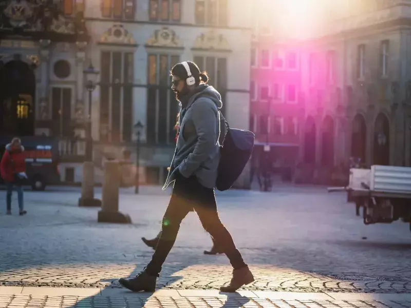 Un homme marche en hiver