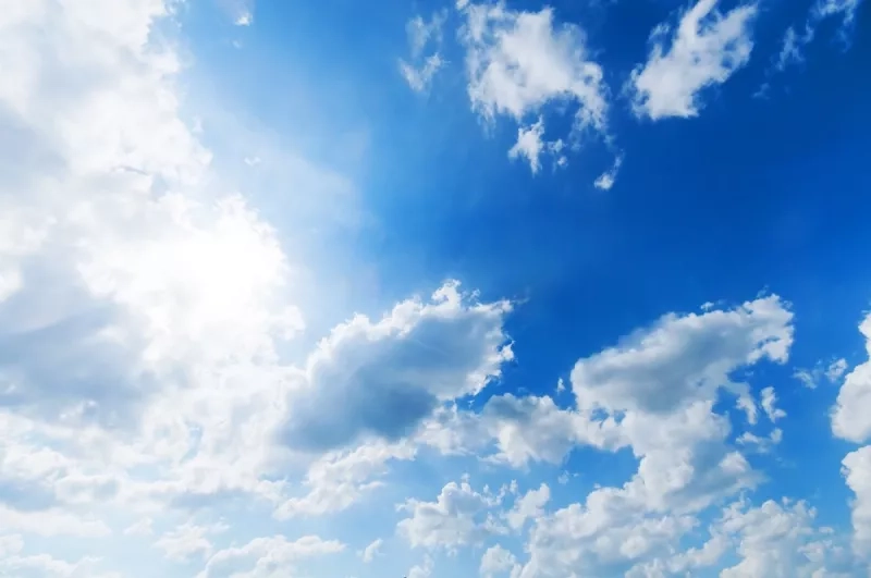 Ciel bleu avec quelques nuages