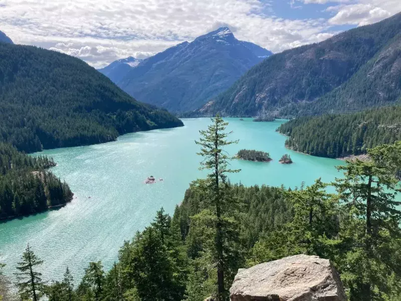 Montagne avec lac en été