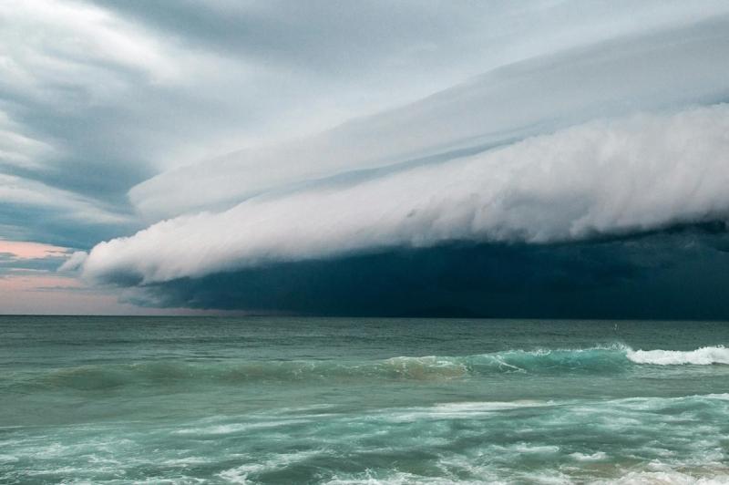 nuage rouleau au-dessus de la mer