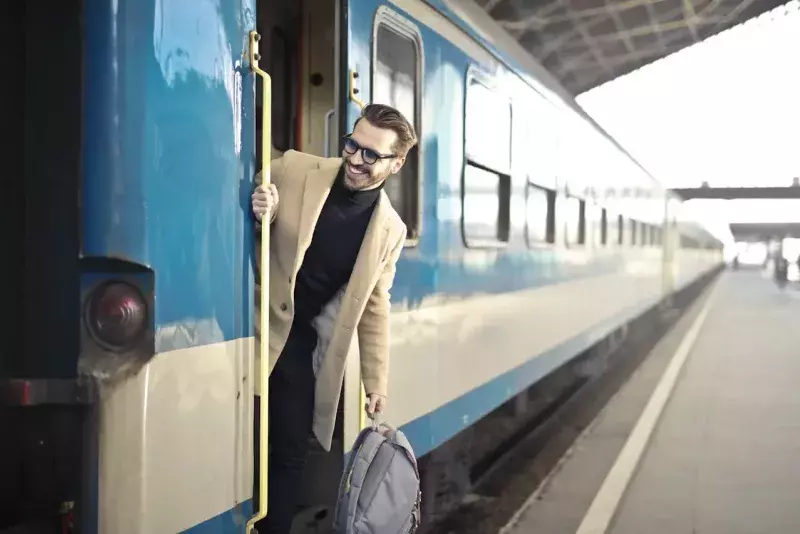 un homme entre dans un train