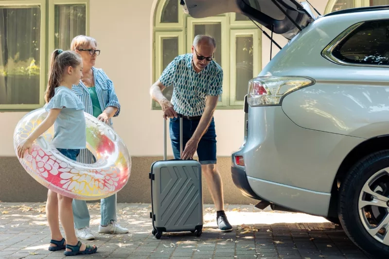 Famille qui charge la voiture pour les vacances