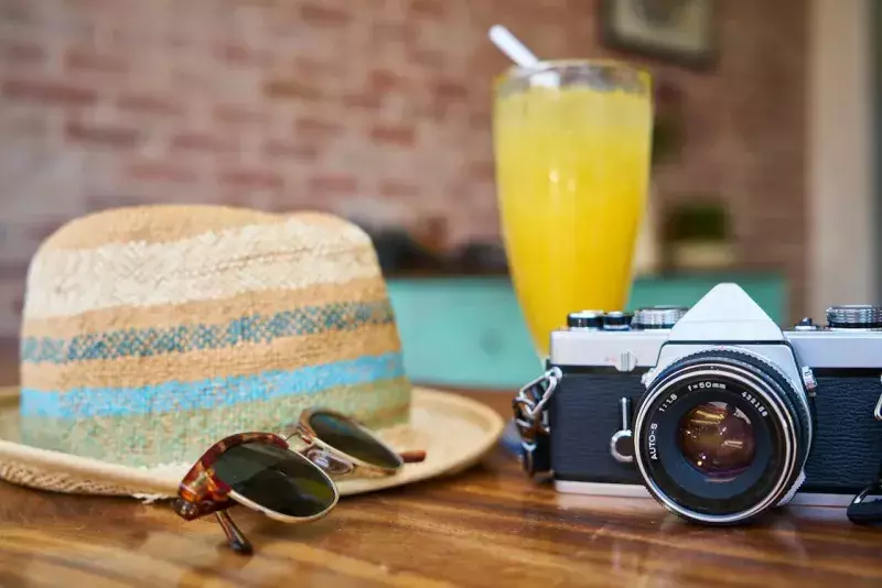 Chapeau de paille et lunettes de soleil