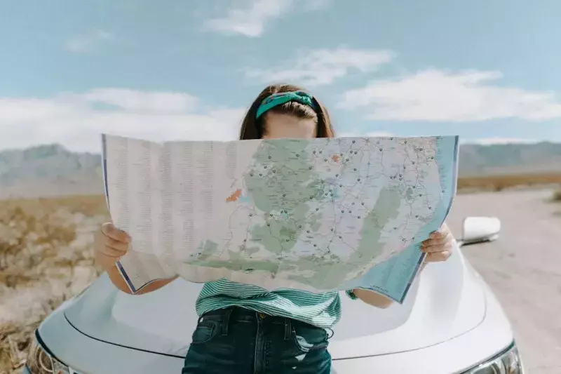 Une femme à côté d'une voiture