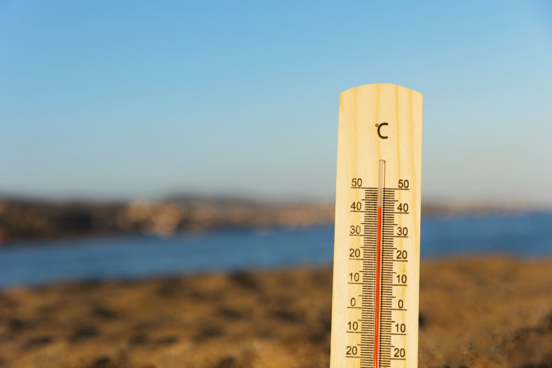 Un thermomètre sur la plage
