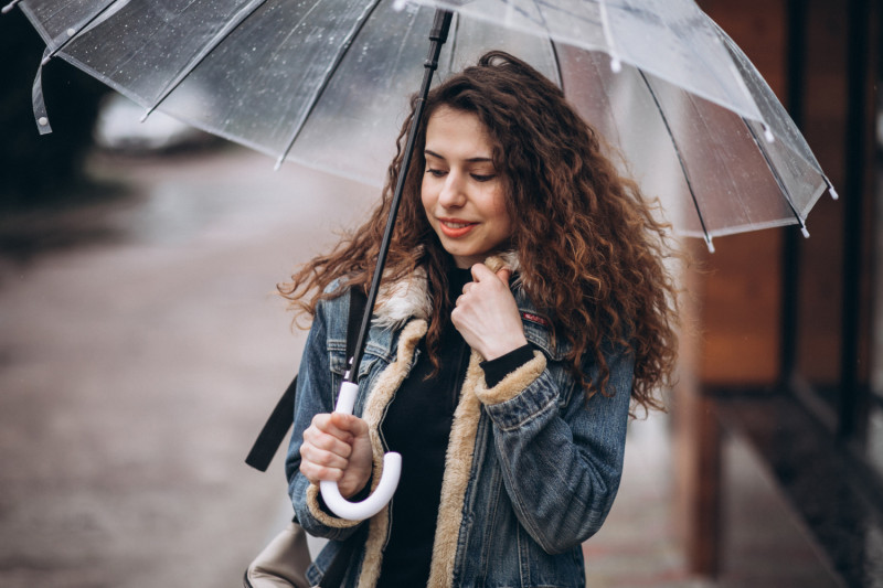 Femme tenant un parapluie772