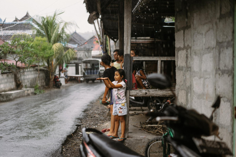 Une fillette devant sa maison à Bali1164