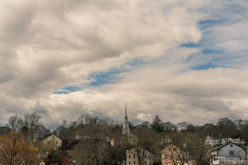 Campagne avec ciel nuageux