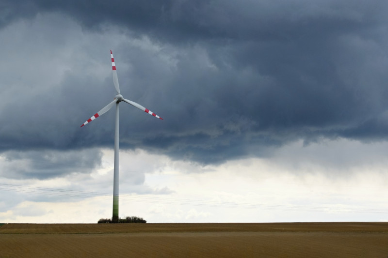 Eolienne sur fond de ciel gris863