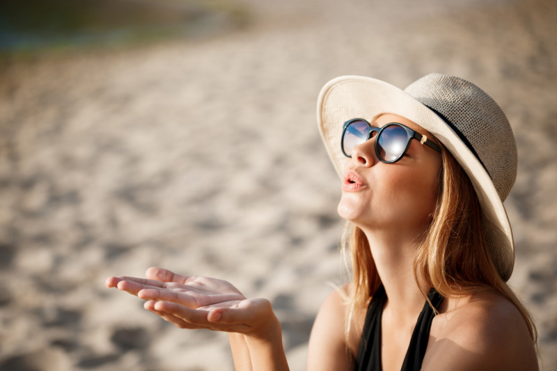 Une femme sur la plage avec des lunettes de soleil1205