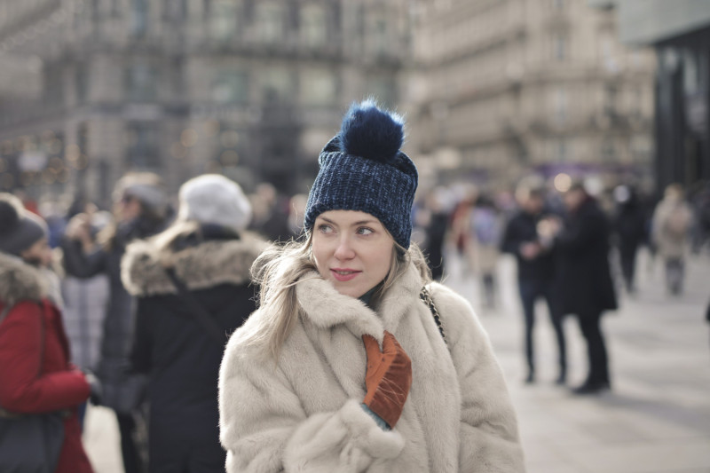 Une femme marche en ville avec un bonnet1319