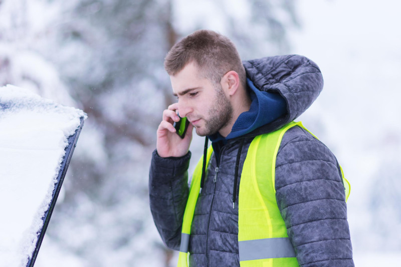 Un homme vêtu d'un gilet jaune travaille en extérieur1346