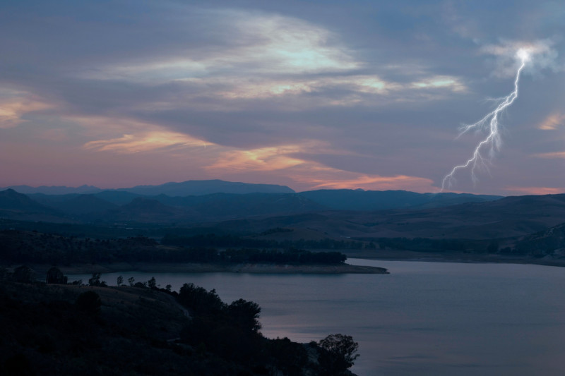 Un orage au-dessus d'un lac1243