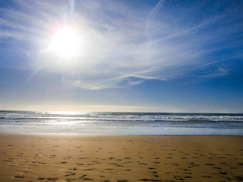 Plage ensoleillée
