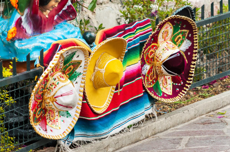 Chapeaux mexicains accrochés1635