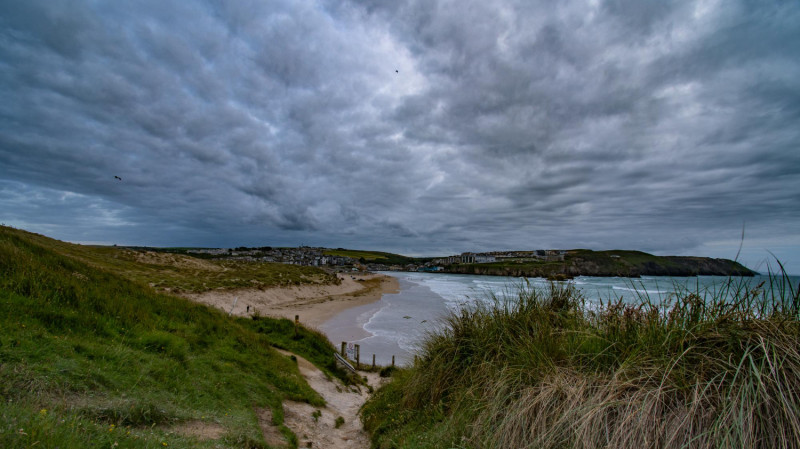 Plage de Bretagne sous un ciel nuageux