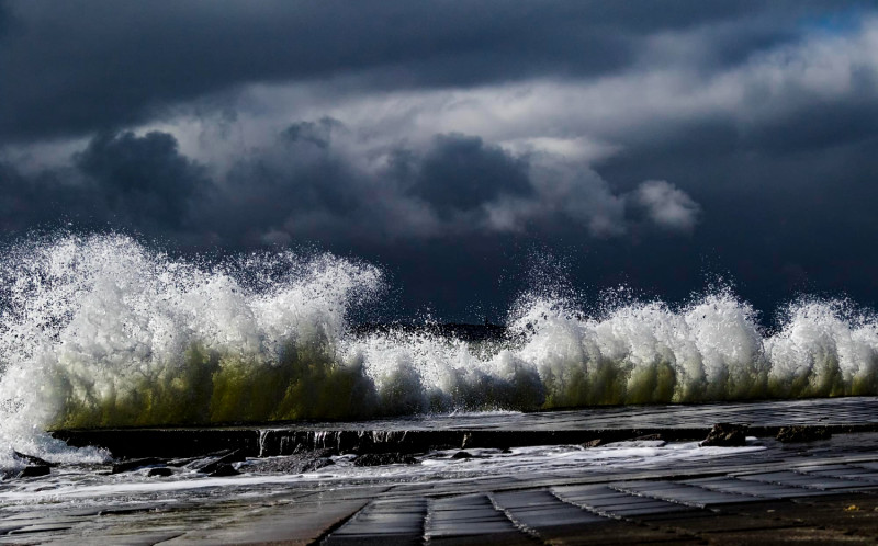Des vagues s'écrasent sur une digue1536