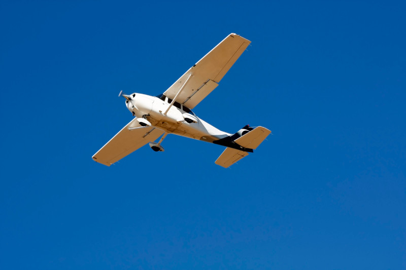Un avion en vol dans un ciel bleu