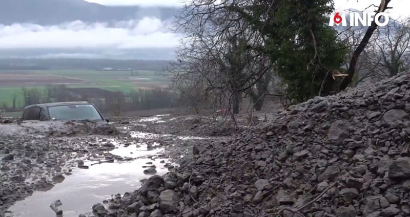 Voiture emportée par une coulée de boue