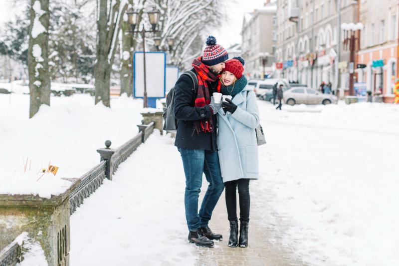 Un couple dans une rue enneigée