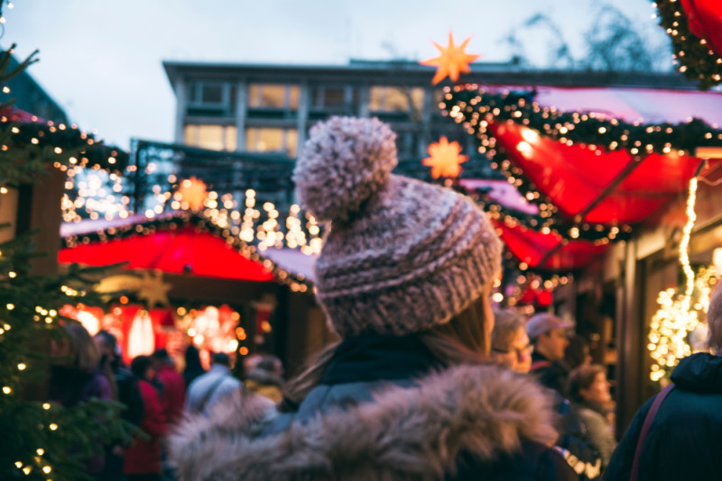 Une femme dans un marché de noel