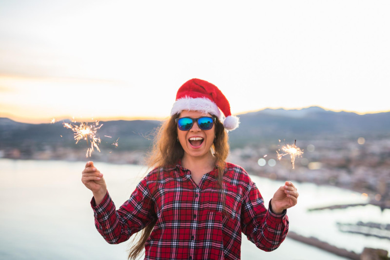Une femme avec un bonnet de père Noël