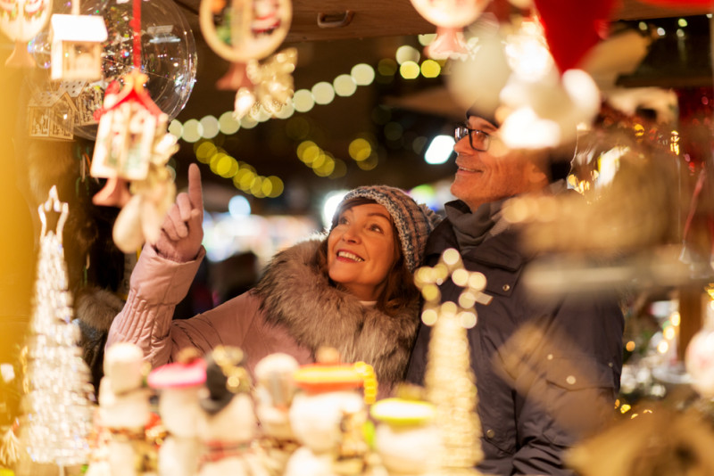 Une femme dans un marché de noel