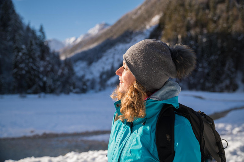 Une femme seule en montagne