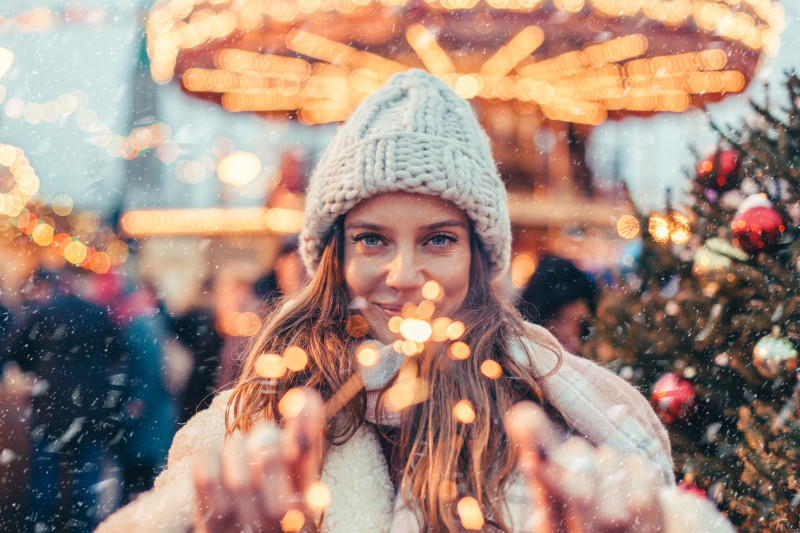 Une femme dans un marché de noel
