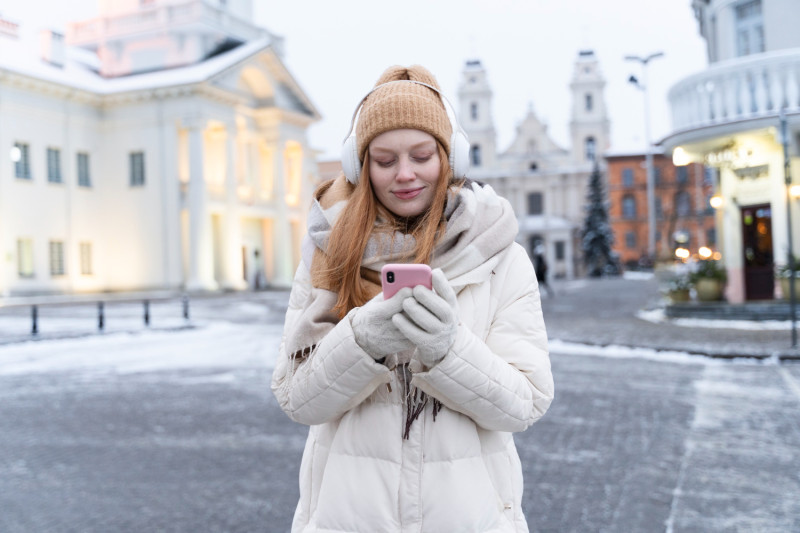 Une femme vêtue d'un manteau