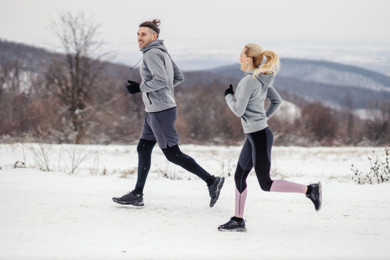 Deux joggeurs courent en hiver