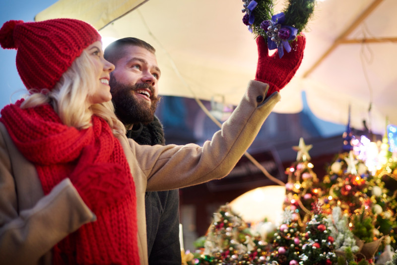 Un couple à un marché de Noël