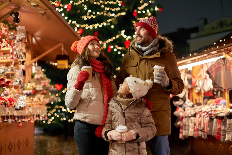 Une famille dans un marché de Noël